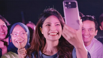 Light Spectacle Heated Up the Audience with Dynamic Song and Dance